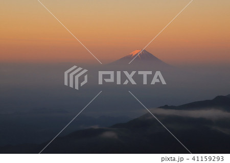 甲武信ヶ岳から望む 朝焼けの富士山 甲武信ヶ岳から望む 朝焼けの富士山 41159293