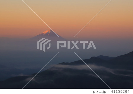 甲武信ヶ岳から望む　朝焼けの富士山 41159294