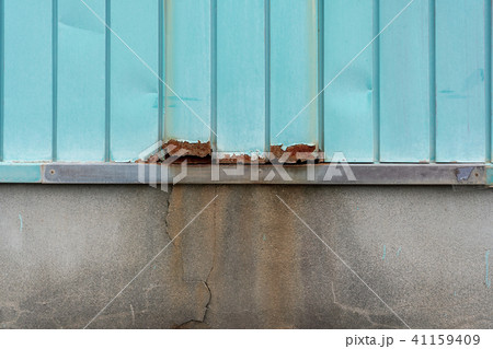 トタン外壁の錆とコンクリートのヒビ割れ トタン外壁の錆とコンクリートのヒビ割れ 41159409