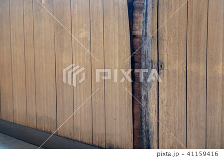 雨漏りで腐った屋内の壁 雨漏りで腐った屋内の壁 41159416