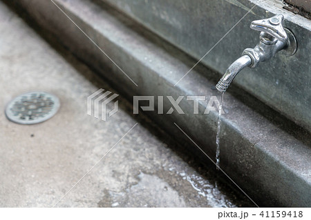 古いコンクリートの手洗い場 41159418