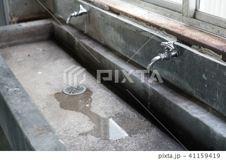 古いコンクリートの手洗い場 41159419