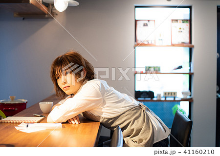 カフェ　店員　女性 41160210