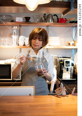 カフェ　店員　女性 41161244