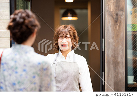 カフェ　店員　女性 41161317