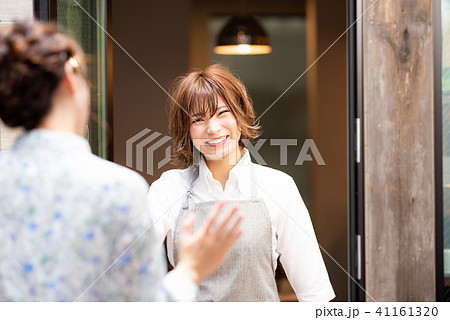 カフェ　店員　女性 41161320