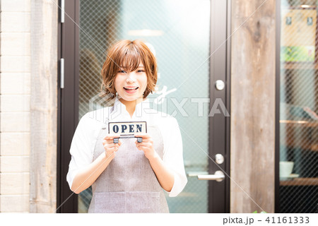 カフェ　店員　女性 41161333