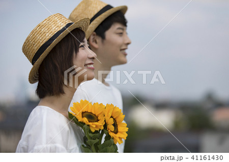 花を持つカップル 41161430