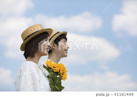 花を持つカップル 41161440
