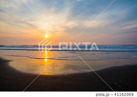 九十九里浜の日の出 千葉県大網白里市白里海岸 の写真素材