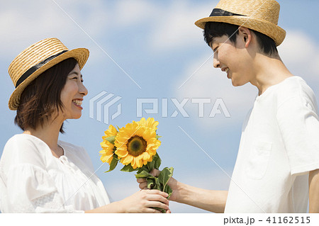 花を持つカップル 41162515