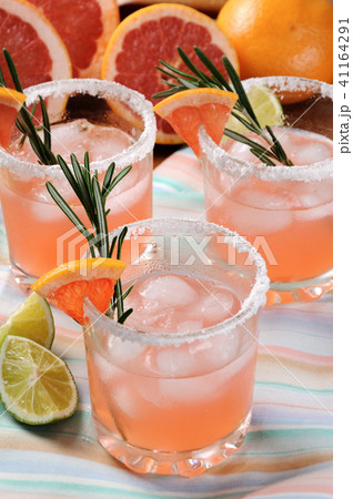 cocktail sparkling  pink Paloma 41164291