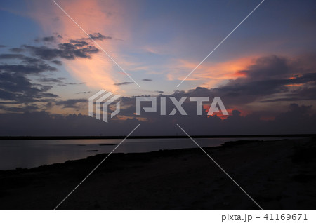 沖縄県島尻郡 久米島 シンリ浜 夕景 沖縄県島尻郡 久米島 シンリ浜 夕景 41169671