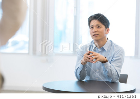 カジュアルオフィスイメージ　ビジネスイメージ　私服　会社員 41171261