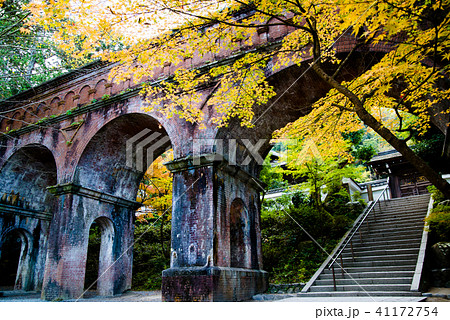 京都 南禅寺 水路閣と紅葉の写真素材