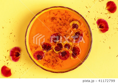 Smoothie/pumpkin/carrot soup with saffron, petals 41172799