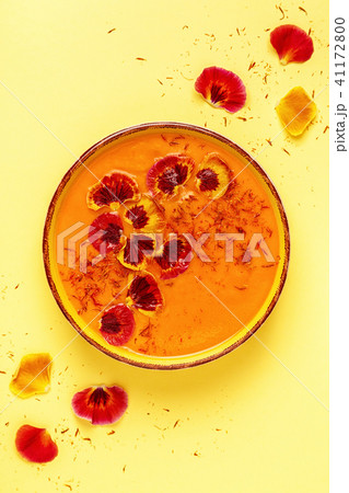 Smoothie/pumpkin/carrot soup with saffron, petals 41172800