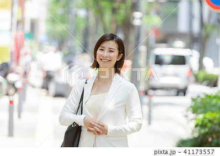 ビジネス街を歩く女性 オフィスレディ 出張中 新緑 OL ビジネス スーツ ポートレート リクルート ビジネス街を歩く女性 オフィスレディ 出張中 新緑 OL ビジネス スーツ ポートレート リクルート 41173557