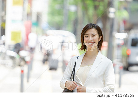 ビジネス街を歩く女性　オフィスレディ　出張中　新緑　OL　ビジネス　スーツ　ポートレート　リクルート 41173558