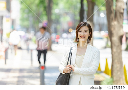 ビジネス街を歩く女性　オフィスレディ　出張中　新緑　OL　ビジネス　スーツ　ポートレート　リクルート 41173559