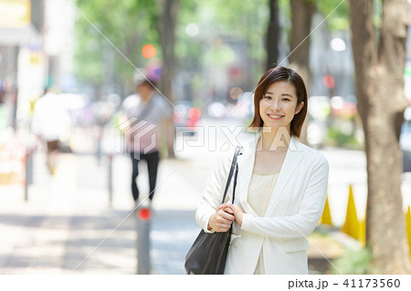 ビジネス街を歩く女性 オフィスレディ 出張中 新緑 OL ビジネス スーツ ポートレート リクルート ビジネス街を歩く女性 オフィスレディ 出張中 新緑 OL ビジネス スーツ ポートレート リクルート 41173560