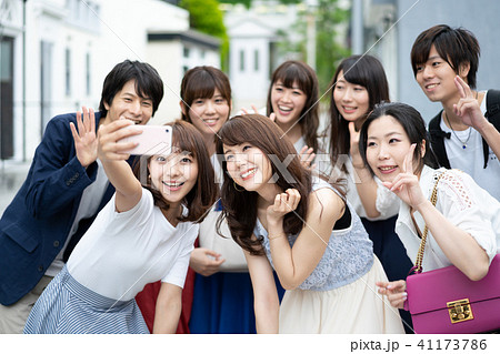 自撮り 記念撮影 大人数 集合写真 スマホの写真素材 [41173786] - PIXTA