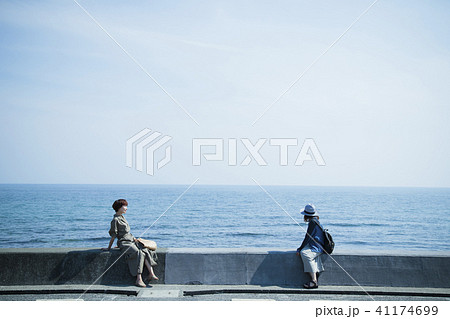 海　散歩　女性　海岸　旅行　観光　海辺 41174699