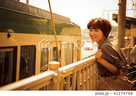 女性　旅行　鎌倉　夕方　ショートトリップ　散策　散歩　一人旅 41174748