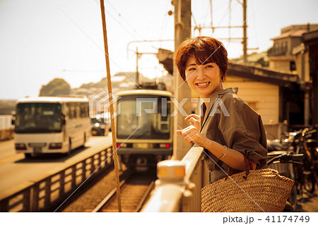 女性　旅行　鎌倉　夕方　ショートトリップ　散策　散歩　一人旅 41174749