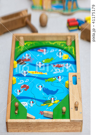 Pinball game. vintage wood and plastic 41175179