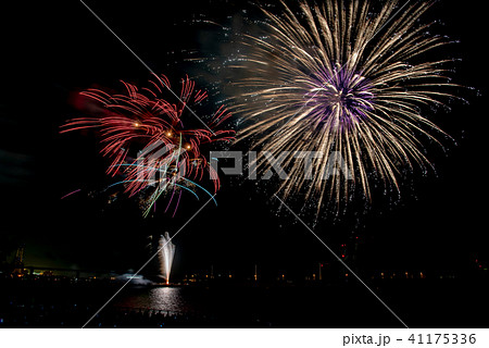三重県 コンビナートをバックに打ちあがる四日市港の花火大会 三重県 コンビナートをバックに打ちあがる四日市港の花火大会 41175336