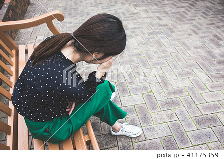 うつ病の女性 うつ病の女性 41175359