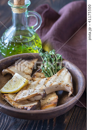 Bowl of grilled king oyster mushrooms 41175500