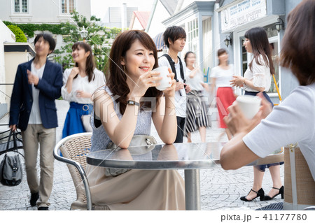 カフェ テラス 旅行 休憩 会話 友達 カフェ テラス 旅行 休憩 会話 友達 41177780