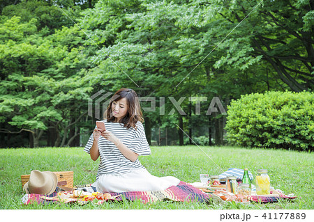 ピクニック 女性 レジャー 公園 ランチ ピクニック 女性 レジャー 公園 ランチ 41177889