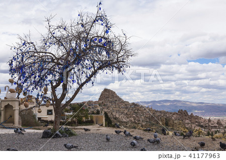 トルコ　カッパドキア　ウチヒサールの要塞と鳩の谷のナザール・ボンジューの掛かった木と椅子 41177963