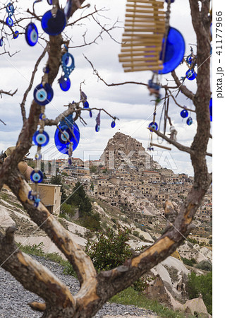 トルコ カッパドキア ウチヒサールの要塞と鳩の谷のナザール・ボンジューの掛かった木 トルコ カッパドキア ウチヒサールの要塞と鳩の谷のナザール・ボンジューの掛かった木 41177966