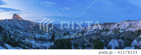 トルコ　カッパドキア　鳩の谷からみたウチヒサールの要塞　夜景 41178233