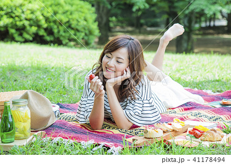 ピクニック 女性 レジャー 公園 ランチ ピクニック 女性 レジャー 公園 ランチ 41178494