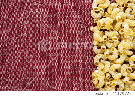Macaroni rigati Beautiful decomposed pasta with the right, on its side on a rustic red-brown 41179726