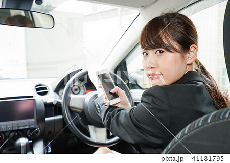 営業車で電話をするキャリアウーマン 営業車で電話をするキャリアウーマン 41181795