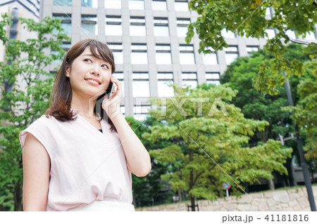 通話する女性 41181816