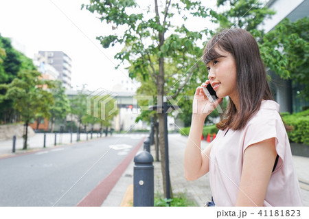 通話する女性 通話する女性 41181823