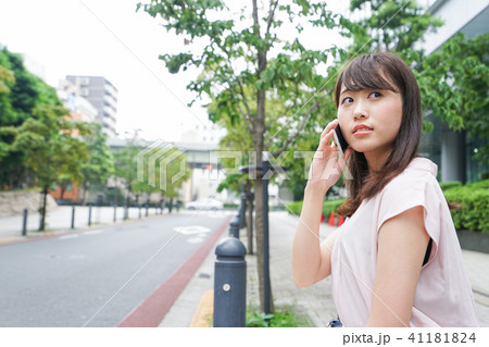 通話する女性 通話する女性 41181824