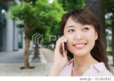 通話する女性 41181832