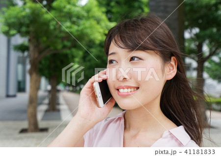 通話する女性 通話する女性 41181833