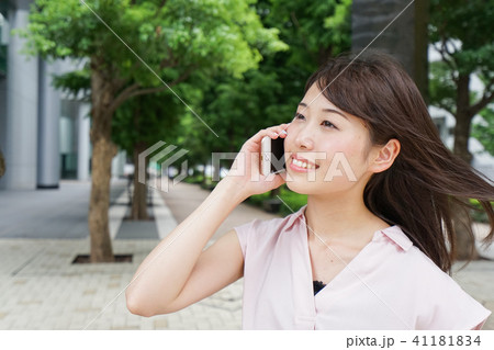 通話する女性 通話する女性 41181834