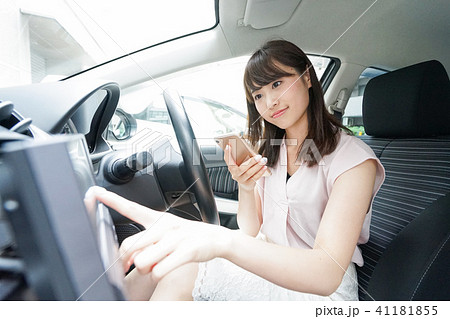 カーナビを使う女性 カーナビを使う女性 41181855
