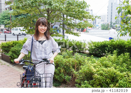 自転車を押す女性 自転車を押す女性 41182019