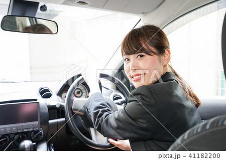 車で外回り営業をする女性の写真素材 4110